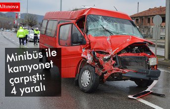 Minibüs ile kamyonet çarpıştı: 4 yaralı