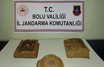 Otoyolda durdurulan otomobilde tarihi eser niteliğinde kitaplar ele geçirildi