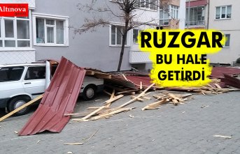 Rüzgar nedeniyle uçan çatı otomobillere zarar verdi