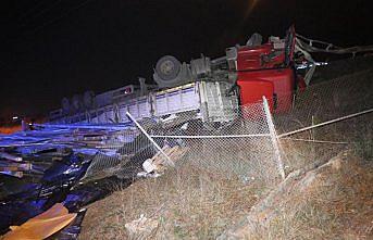 Şarampole devrilen tırın sürücüsü kazadan yara almadan kurutuldu