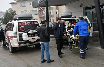 Sinop'ta devrilen otomobildeki 5 kişi yaralandı