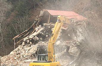 Uzungöl'de kaçak binaların yıkımı devam ediyor