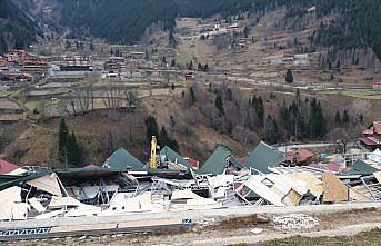 Uzungöl'de kaçak binaların yıkımına başlandı