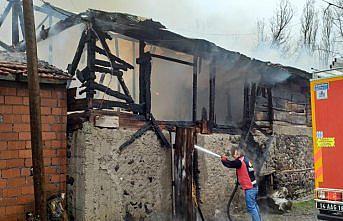 Yeniçağa ilçesinde çıkan yangında 3 samanlık yandı