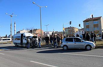 Yeniçağa'da otomobil ile minibüs çarpıştı: 1 kişi yaralandı