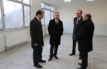 Artvin Valisi Doruk, okul ve yurt binasını inceledi