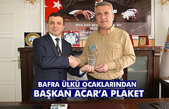 BAFRA ÜLKÜ OCAKLARINDAN BAŞKAN ACAR’A PLAKET