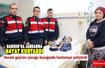 Jandarma personeli havale geçiren çocuğu kucağında hastaneye yetiştirdi