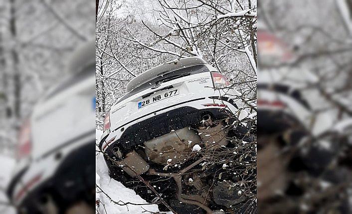 Kayganlaşan yolda kontrolden çıkan cip devrildi: 3 yaralı