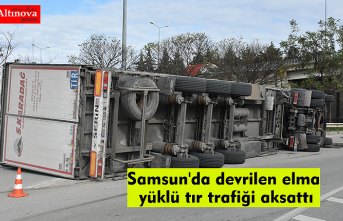 Samsun'da devrilen elma yüklü tır trafiği aksattı