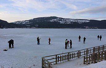 Tatilciler buz tutan Abant Gölü'nün üzerinde yürüdü