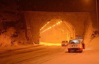 Zigana Geçidi'nde kar yağışı ulaşımı olumsuz etkiliyor