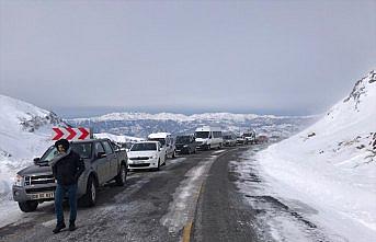 Artvin-Ardahan kara yolu Sahara Geçidi'nde çığ düştü