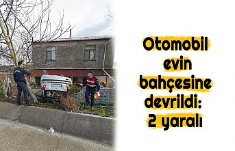 Otomobil evin bahçesine devrildi: 2 yaralı