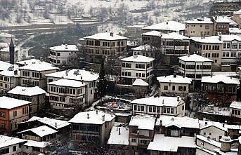Tarihi Safranbolu konakları beyaza büründü