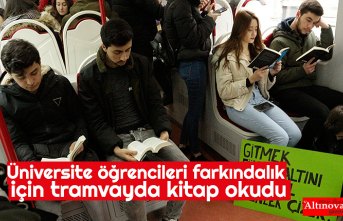 Üniversite öğrencileri farkındalık için tramvayda kitap okudu