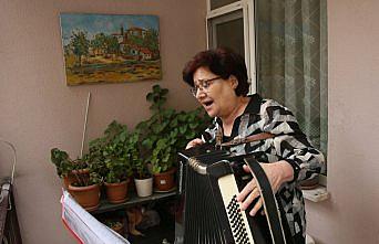 23 Nisan'ı evlerinin balkonlarında kutladılar