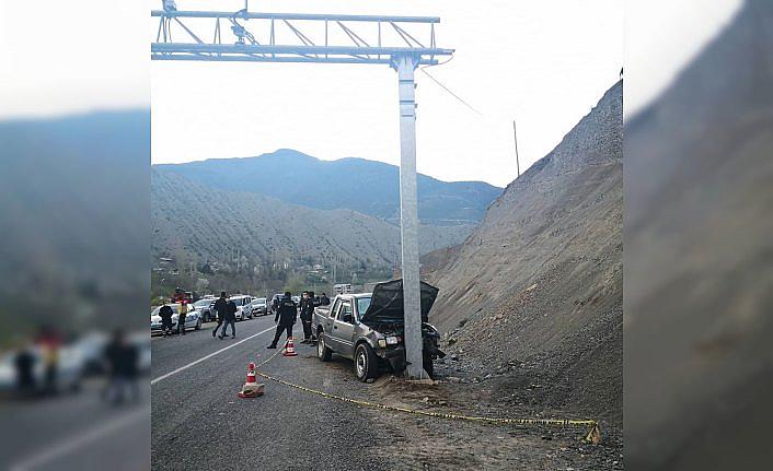 Artvin'de kamyonet direğe çarptı: 1 ölü 1 yaralı