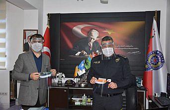 Artvin'de üretilen yüz koruyucu siperlikler polislere ulaştırıldı