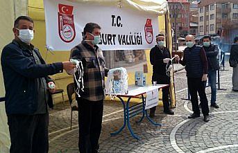 Bayburt'ta vatandaşlara koruyucu maske dağıtılıyor