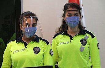 Bolu İl Milli Eğitim Müdürlüğünce üretilen siperlikler Emniyet'e teslim edildi