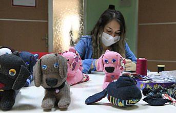 Çoraptan oyuncaklarla çocukları sevindirecekler