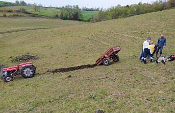 Devrilen traktörün sürücü hayatını kaybetti
