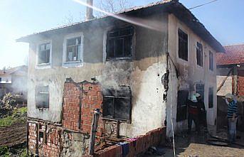 Düzce'de 2 katlı ev çıkan yangında kullanılamaz hale geldi