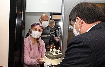 Evlerinden çıkamayan çiftin 42'nci evlilik yıl dönümü pastası belediyeden