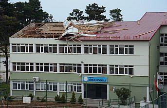 Giresun'da fırtına okulun çatısını uçurdu