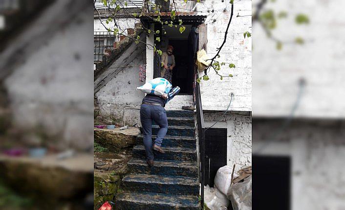 Güce'de ihtiyaç sahibi ailelere gıda yardımı yapıldı