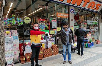Gümüşhane'de vatandaşlara ücretsiz maske dağıtımı sürüyor