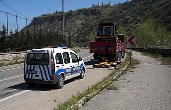 İş makinesi taşıyan kamyon tren yolunun geçtiği üstgeçide çarptı