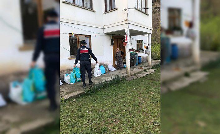 Jandarma ekibi yaşlı kadını muhabbet kuşuyla buluşturdu