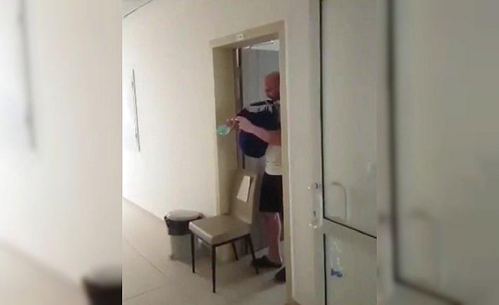 Karantinadaki işçi sağlıkçılar için tulumla konser verdi