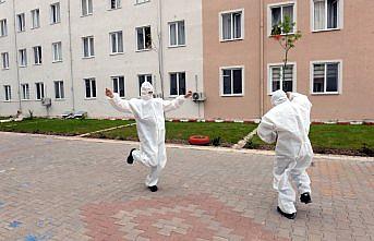 Karantinadakilere moral için konser verdi