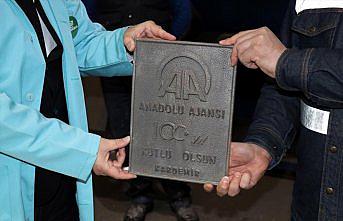KARDEMİR işçileri AA'nın 100. yılı için özel demir döktü