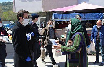 Kastamonu'da gönüllü kadınların yaptığı 2 bin maske vatandaşlara dağıtıldı