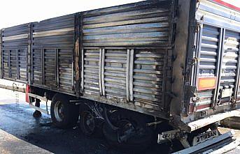 Kastamonu'da tırın dorsesi yandı