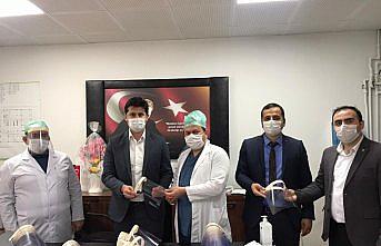 Kavak Gençlik Merkezinden sağlık çalışanlarına siperli maske