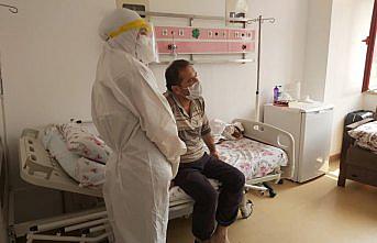 Koronavirüs şüphesiyle yatırıldığı hastanede hemşire kızı yalnız bırakmadı