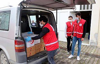 Memleketlerine gitmek yerine yardım kolisi dağıtıyorlar