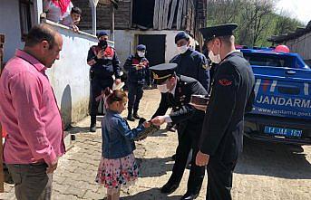 Mudurnu'da jandarmadan şehit ailelerine 23 Nisan sürprizi