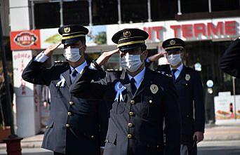 Samsun'da Emniyet mensupları koronavirüs tedbirlerine uyarak Atatürk Anıtı'na çelenk bıraktı