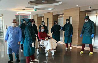 Samsun'da koronavirüs tedavisi biten hasta alkışlarla taburcu edildi
