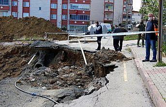 Samsun'da toprak kayması nedeniyle sokak trafiğe kapatıldı
