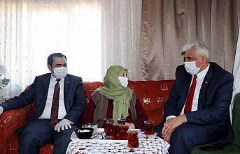 Şehit oğlunun maaşını Milli Dayanışma Kampanyası'na bağışladı