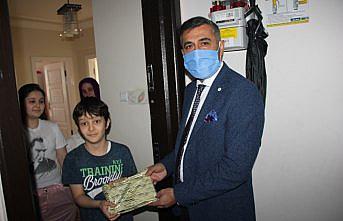 Ünye'de çocuklar 23 Nisan'ı evlerinde kutladı