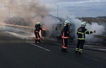 Ünye'de seyir halindeki araç yandı