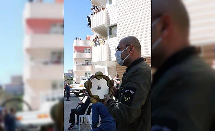 Zonguldak'ta evde kalan vatandaşlara müzik ziyafeti